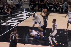 火博体育登录入口-卡斯尔反击抛投打进2+1，马刺打出一波9-0领先到13分分差